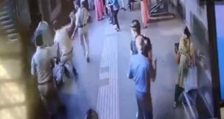 Video : चंद सेकंड की होती देरी तो ट्रेन के नीचे कटकर मर जातीं दो महिलाएं, जीआरपी की फुर्ती से बची जान