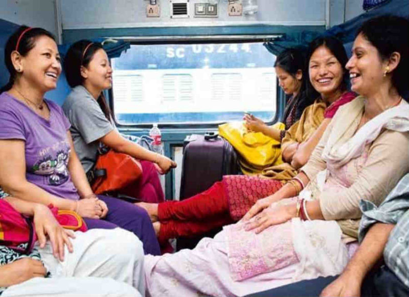 महिला दिवस : क्‍या आप जानती हैं रेलवे देता है आपको ट्रेन में ये खास अधिकार