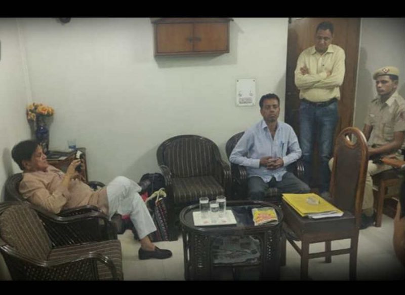 IT विभाग ने की कांग्रेस ऑफिस में काम करने वाले मोईन के घर छापेमारी, आनन-फानन में पहुंचे अहमद पटेल