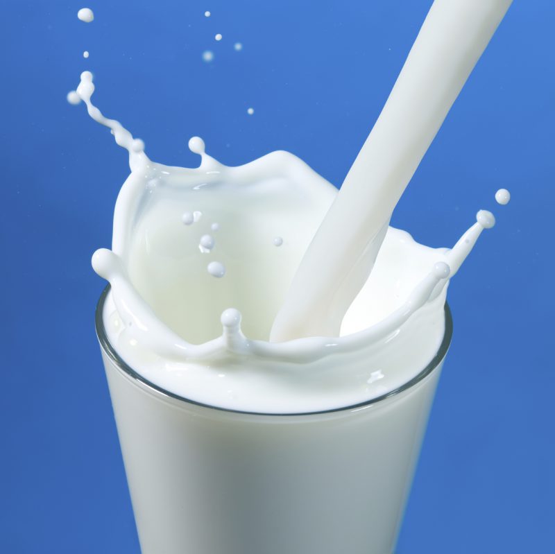दूध पीने के बाद भूलकर भी ना करें इन चीजों का सेवन, खतरनाक है