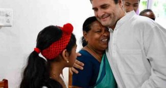 वायनाड : 49 साल बाद राहुल गांधी के गले लग रो पड़ी ये महिला, संबंध ने सबको चौंका दिया