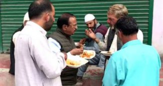 कश्मीर में अजित डोभाल ने खुद संभाला मोर्चा, सड़क किनारे भोजन करने के बाद किया ये काम