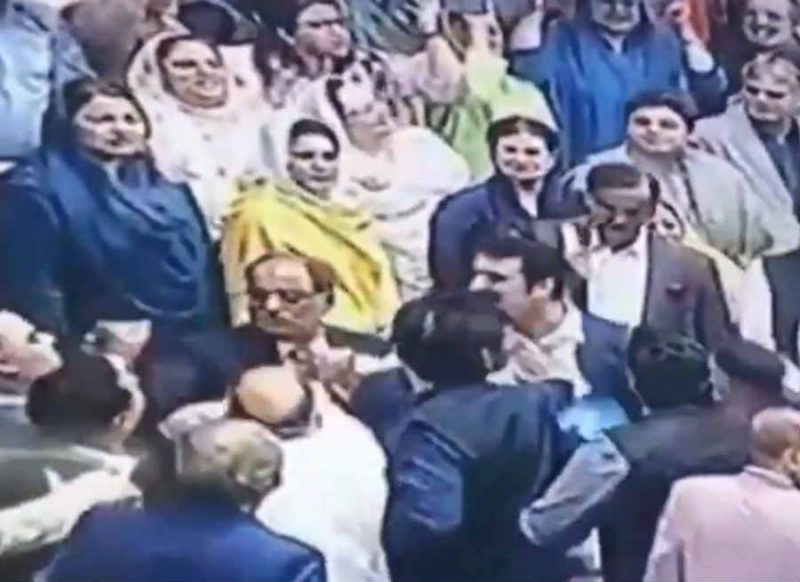 पाकिस्तानी संसद में शर्मनाक वाकया, इमरान के खिलाफ जबरदस्त नारेबाजी, जमकर चले लात-घूंसे, वीडियो