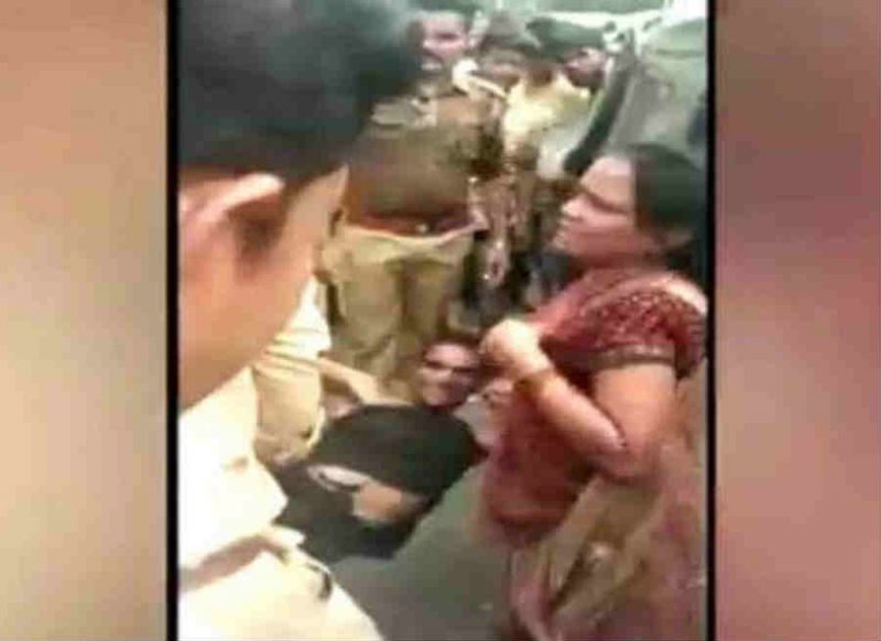 सरेआम महिला को पीटते हुए दारोगा ने कर दी हद , पुलिस की बेरहमी खतरनाक Video