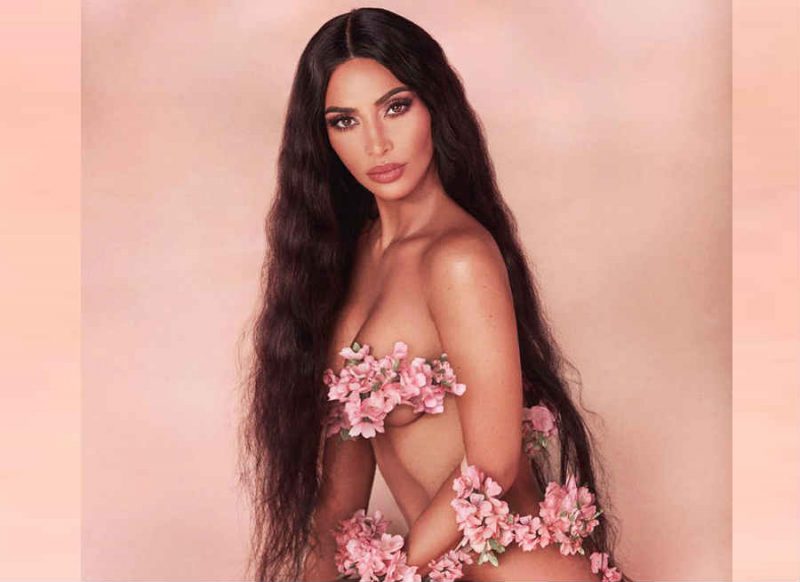 Kim Kardarshian ने Bikini की जगह पहने सिर्फ फूल, Photos सोशल मीडिया पर मचा रहीं हंगामा
