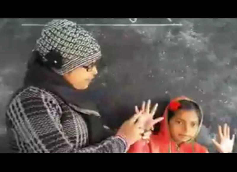 वीडियो- इस महिला शिक्षिका का है पढाने का अनोखा अंदाज, आनंद महिंद्रा से लेकर शाहरुख तक ने की तारीफ