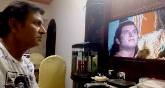 दिलचस्‍प तस्‍वीर, जब रामायण के लक्ष्मण ने टीवी पर देखा मेघनाद का वध, सोशल मीडिया पर जबदरस्‍त रिएक्‍शन