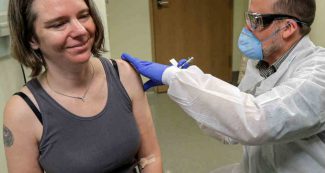 कोरोना: पहली वैक्सीन के नतीजे रहे शानदार,  मार्च में 8 लोगों को दी गई थी डोज, अब ये है तैयारी