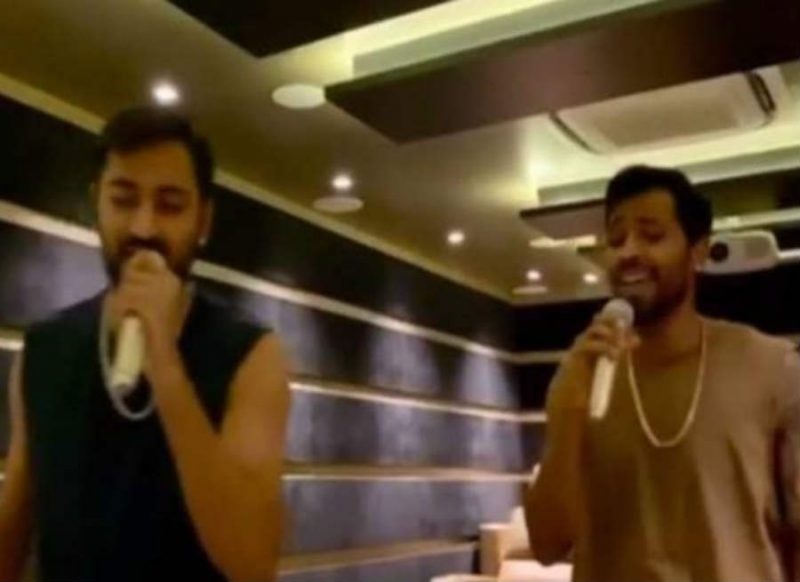 पंड्या ब्रदर्स ने गाया अक्षय कुमार का देशभक्ति गाना, नताशा का मजेदार कमेंट हो रहा वायरल, वीडियो