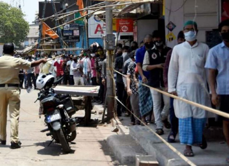 दिल्ली- शराब की दुकानों पर जमा हो गई इतनी भीड़, कि पुलिस को लेना पड़ा बड़ा फैसला