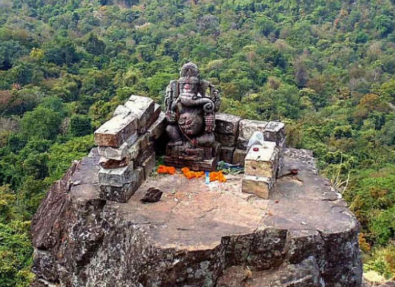 दुर्गम पहाड़ी पर, 3000 फीट ऊपर विराजमान है एकदंत गणपति, ना कोई मंदिर और ना ही गुंबद, जानें रहस्‍य