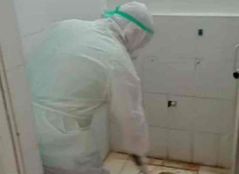 अस्पताल के वॉशरूम में दिखी गंदगी तो खुद ही सफाई करने लगे स्वास्थ्य मंत्री, Video हुआ viral