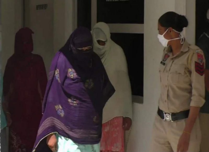 कोठी में चल रहा था देह व्यापार का धंधा, 4 महिलाओं के साथ 2 पुरुष आपत्तिजनक हालत में मिले