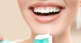 दांतों को मोतियों जैसा सफेद बनाने के कुदरती तरीके, इस तरह करें सफाई