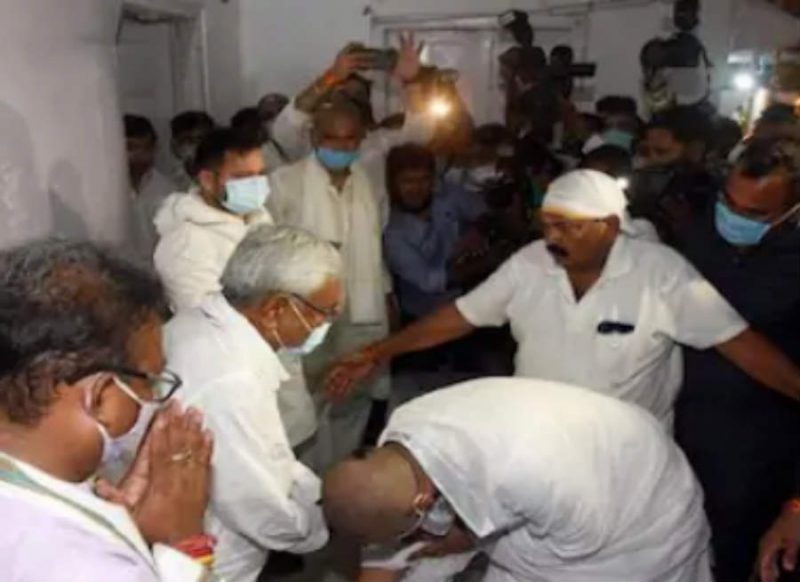 Bihar Election- चिराग पासवान ने छुए नीतीश कुमार के पैर, नई चर्चा शुरु