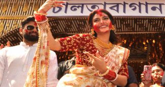 दुर्गा पंडाल में TMC सांसद नुसरत जहां ने किया पारंपरिक डांस, बजाया झाक, देखें VIDEO