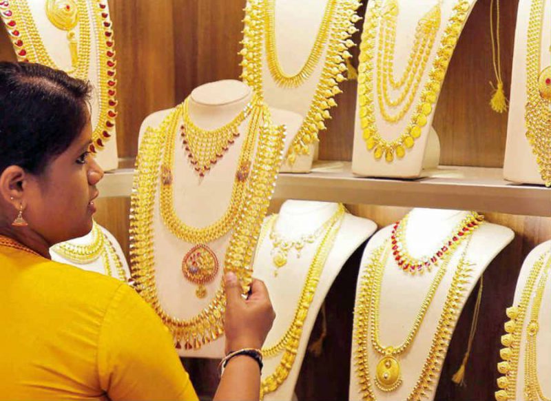 Gold की कीमत एक दिन में 2000 रुपये से ज्यादा गिरी, चांदी भी 6000 रुपये सस्ती!