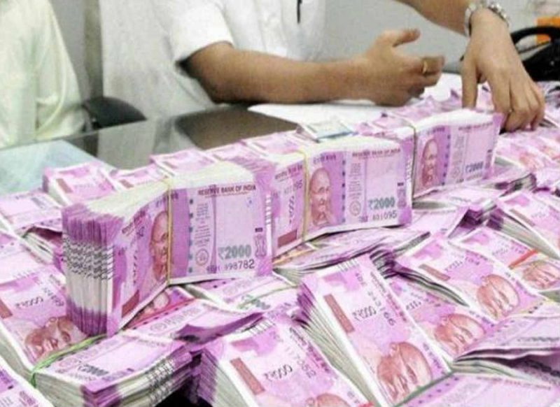 सरकारी ठेकेदार के पास मिले 700 करोड़ रुपए, धन-संपत्ति देख अधिकारियों के भी उड़ गए होश