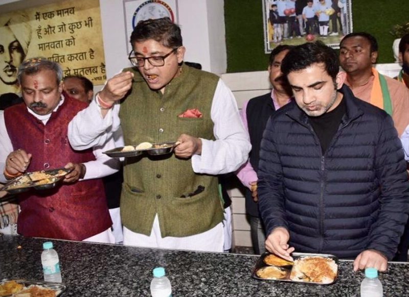गौतम गंभीर के जन रसोई पहुंचा टीम इंडिया का ये स्टार क्रिकेटर, 1 रुपये में भरपेट खाया!