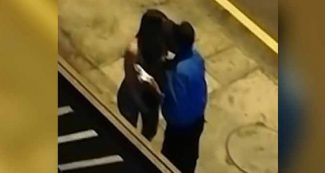 लड़की ने तोड़ा लॉकडाउन तो पुलिसवाले ने पकड़ा, फिर किया Kiss और छोड़ दिया, Video Viral