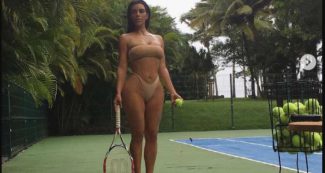 बिकिनी पहन किम कार्दशियन टेनिस कोर्ट में उतरी, तस्वीरों ने सोशल मीडिया का चढा दिया पारा