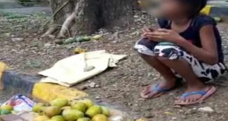 सड़क किनारे फल बेच रही थी 11 साल की बच्ची, एक शख्स ने 12 आम के दिए सवा लाख रुपये