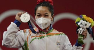 बचपन में लकड़ियां बीनने वाली मीराबाई चानू ने ओलंपिक में जीता पहला पदक, PM के ट्वीट ने जीता दिल