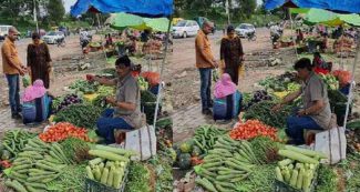 सड़क किनारे बैठकर सब्जी बेचने लगे आईएएस अधिकारी, फोटो हुई वायरल तो दी सफाई