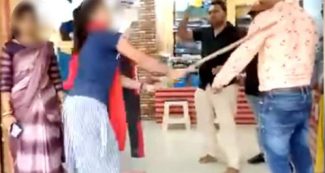 दुकान पर पहुंच महिलाएं बरसाने लगी डंडे, क्या है वायरल वीडियो के पीछे की कहानी