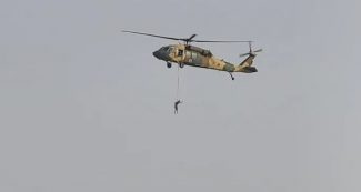 तालिबान ने शख्‍स को हेलिकॉप्‍टर से लटकाकर दी सजा? वायरल हो रहे वीडियो का सच आया सामने