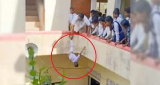 गोलगप्‍पा खा रहे 7 साल के छात्र को प्रिंसिपल ने छत से उल्‍टा लटकाया, वायरल तस्‍वीर पर हुआ एक्‍शन