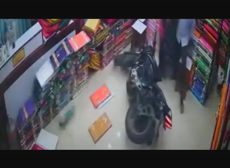 अचानक कपड़े की दुकान में घुस गई तेज रफ्तार बाइक, खूब देखा जा रहा वीडियो