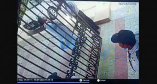 गालीबाज नेता के बाद थप्पड़बाज महिला प्रोफेसर, 42 सेकेंड में गार्ड को लगाया 3 थप्पड़, वीडियो