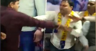 दिल्ली चुनाव- केजरीवाल के विधायक को समर्थकों ने ही दौड़ा-दौड़ा कर मारा, वीडियो वायरल