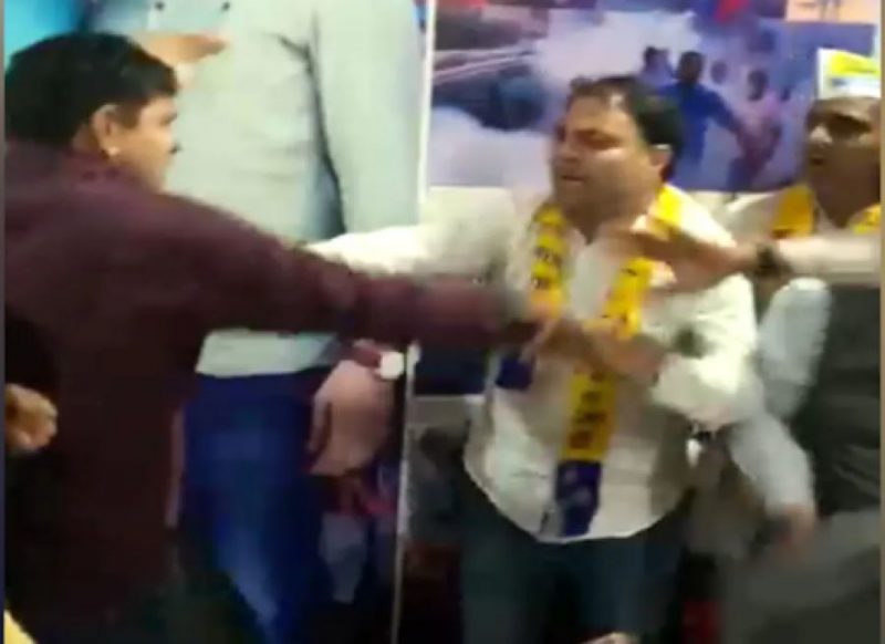 दिल्ली चुनाव- केजरीवाल के विधायक को समर्थकों ने ही दौड़ा-दौड़ा कर मारा, वीडियो वायरल