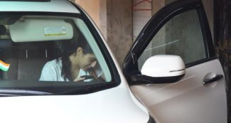 कैमरा देखते ही मुंह छिपाने लगी सारा अली खान, भागकर कार में बैठी, फिर ऐसी हरकत, वीडियो
