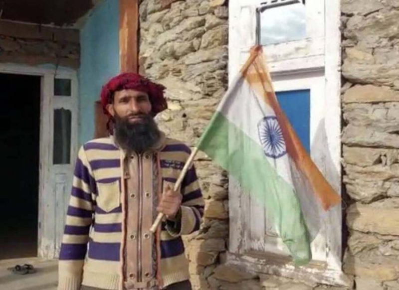 बदल रहा है जम्मू-कश्मीर!, पूर्व आतंकवादी ने अपने घर पर फहराया तिरंगा